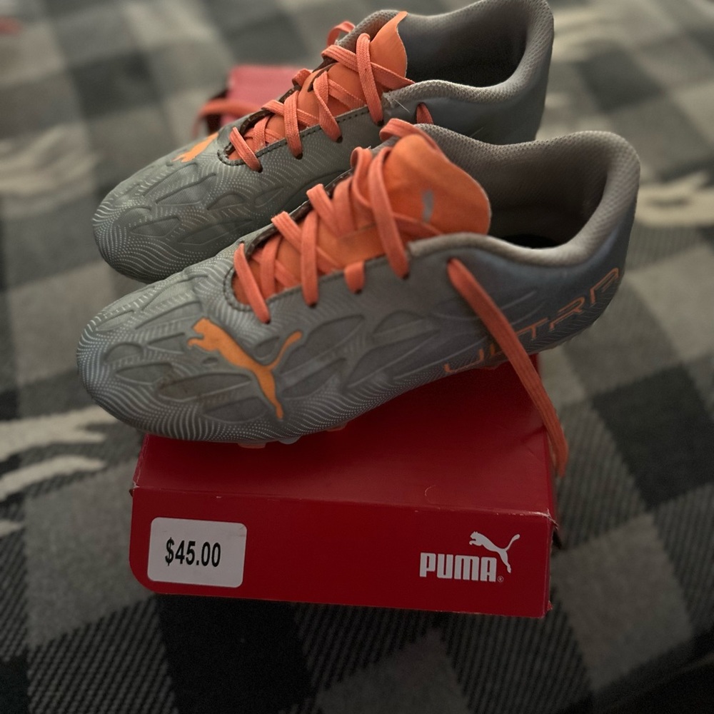 Girls puma soccer cleats. Size 2.